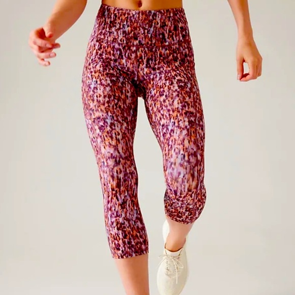 Athleta ULTIMATE STASH CAPRI in Flare Abstract Maroon - Picture 1 of 6